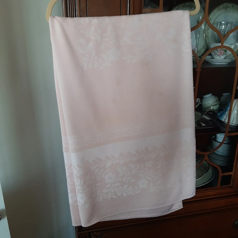 Vtg Damask Pastel Pink Tablecloth and 6 Piece Napkin Set.